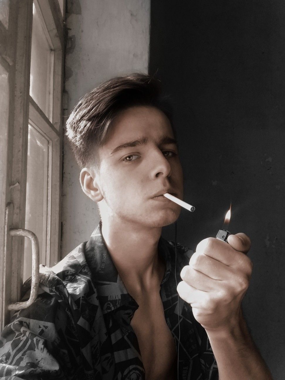 Красивый парень курит