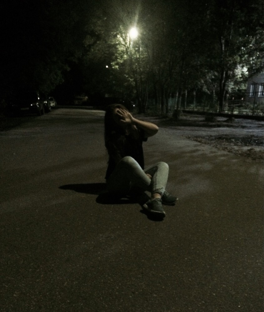 Девушка гуляет ночью