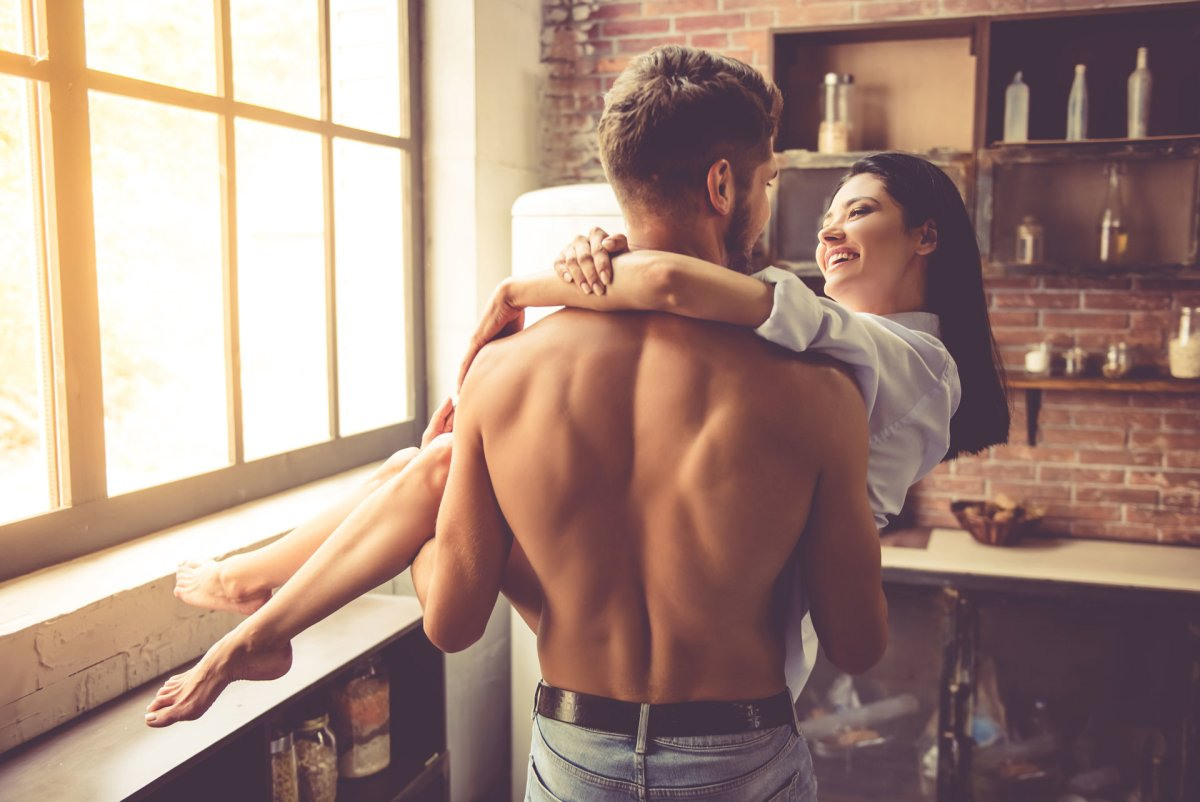 Шикарный хардкор секс брюнетки с ее молодым человеком на кухне