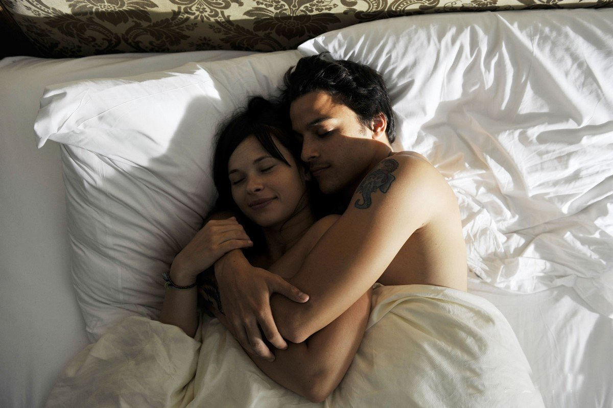 Итальянская парочка занимается любовью в масках на кровати онлайн