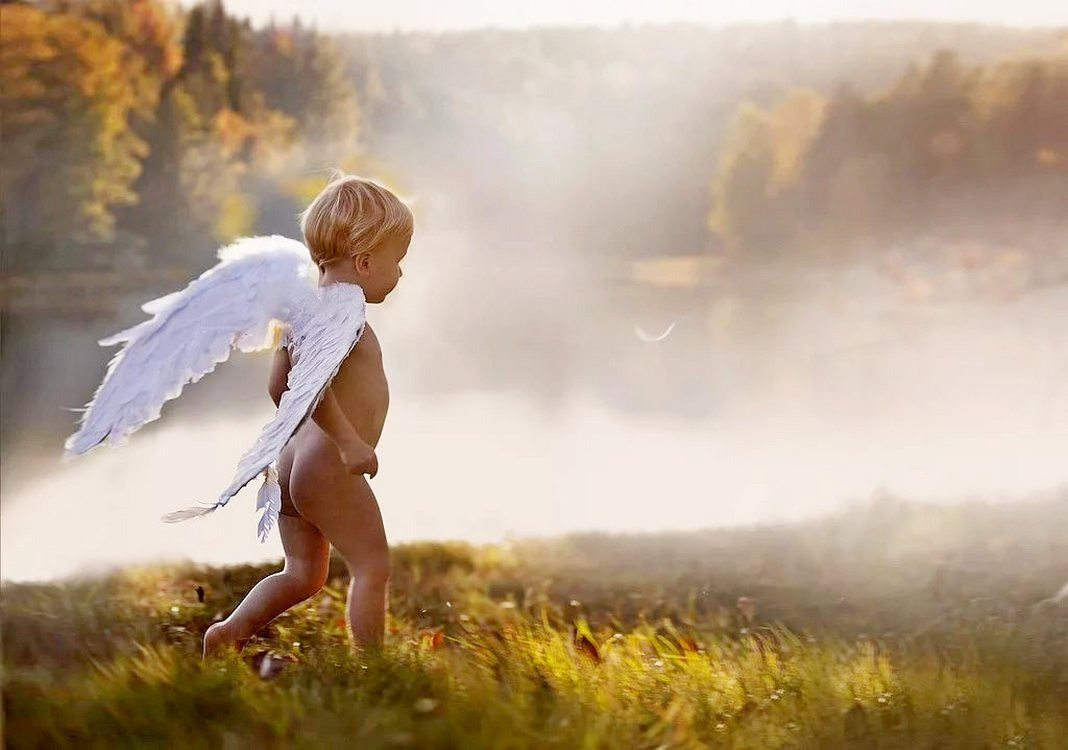 Ребенок с крыльями