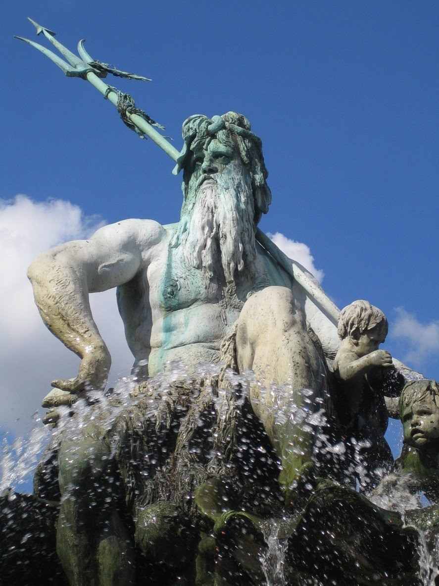 Нептун Бог морей статуя