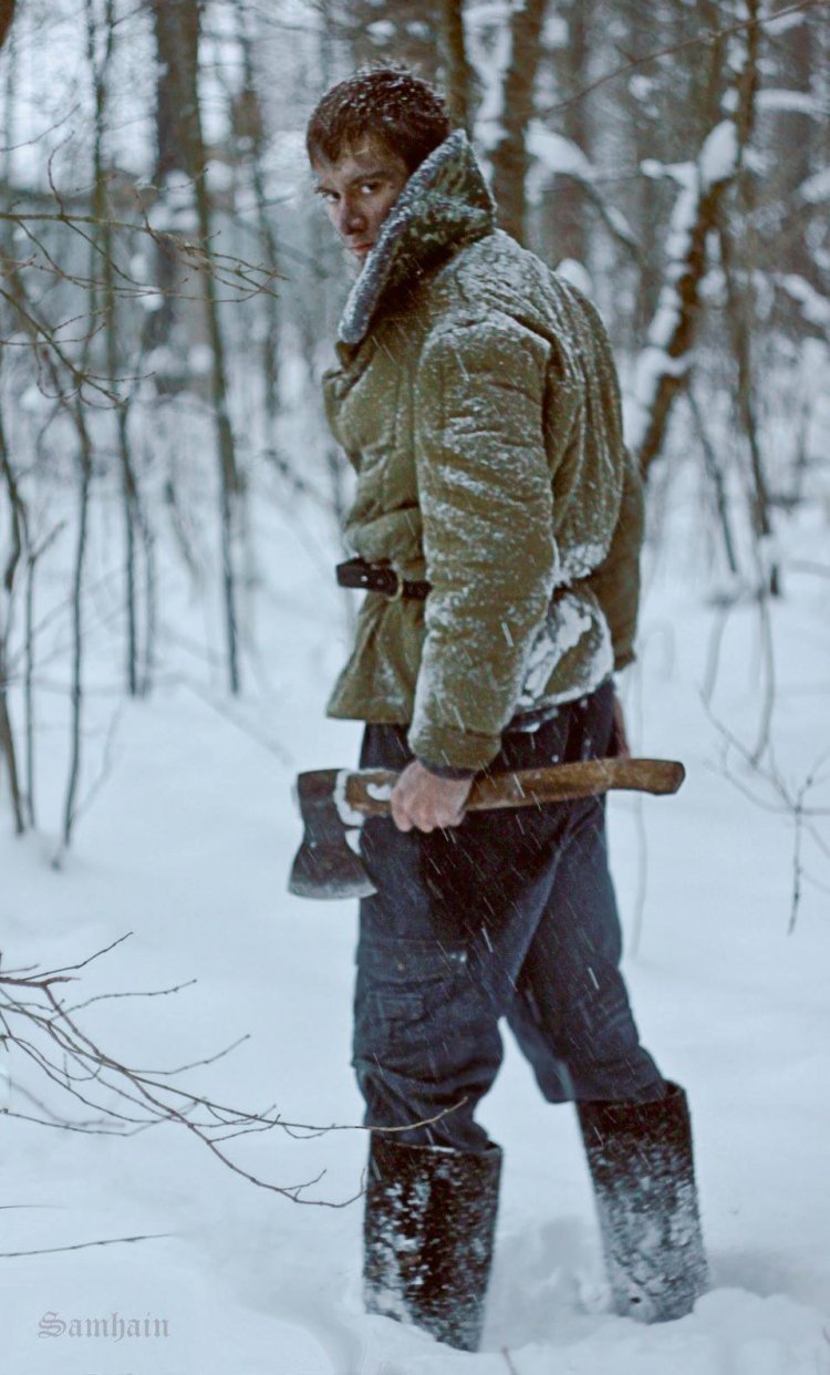 Человек в зимнем лесу