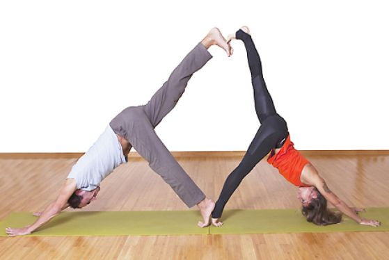 10 упражнений йоги для двоих, которые укрепят ваши отношения