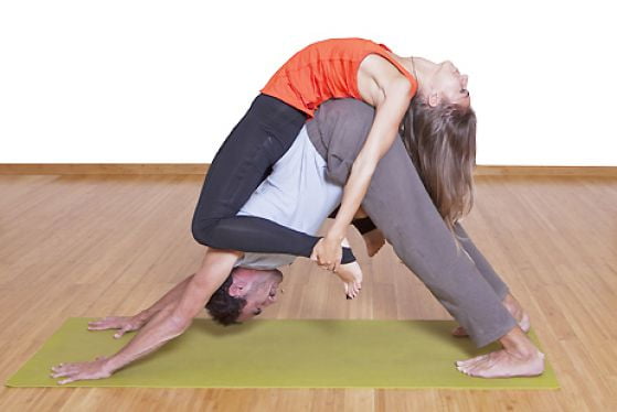 Couple's Yoga Poses: 23 Easy, Medium, and Hard Duo Yoga Poses  Позы йоги,  Позы для йоги в паре, Парные упражнения