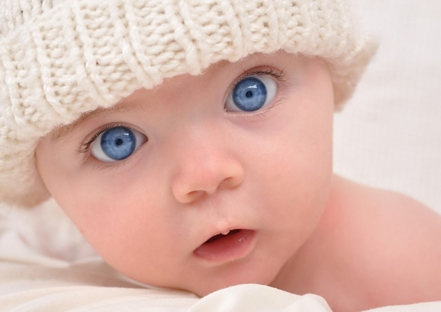 Фото красивого малыша с голубыми глазами