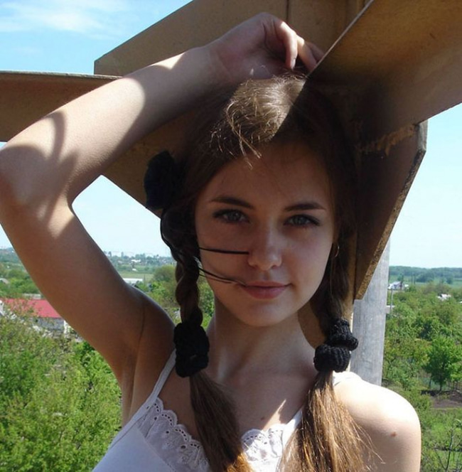 Интересная девушка на природе.