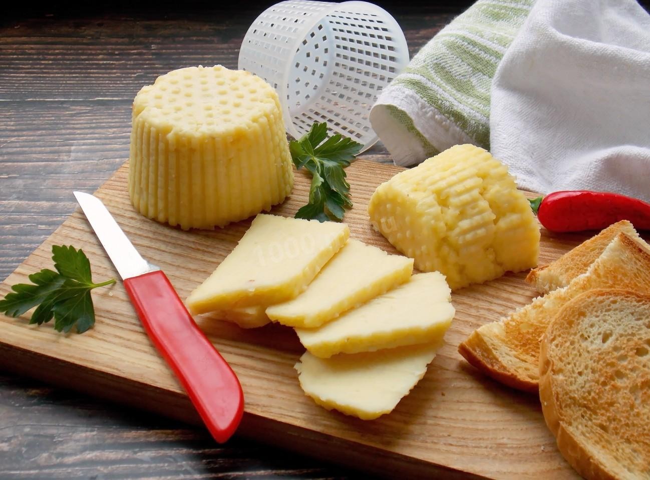 Можно сделать сыр в домашних условиях. Домашний сыр. Домашний деревенский сыр. Домашний сыр из творога. Домашний сыр из творога и молока.