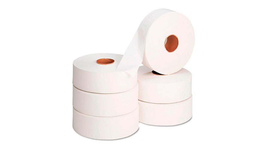 Туалетная бумага на белом фоне