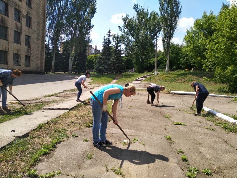 Механизированная уборка микрорайона летом. Картинка уборка поселка. Уборка на территории реки Джагонас. Картинка акция чистый четверг по уборке территории.