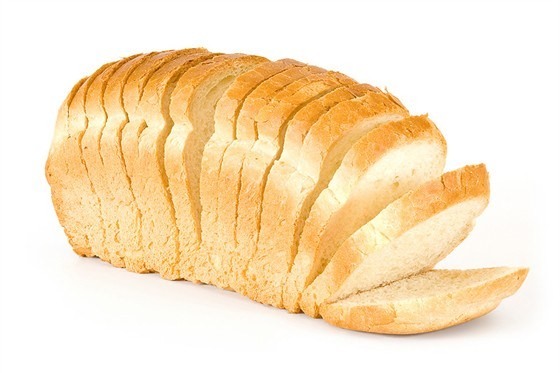 На столе лежит мыло на унитазе хлеб