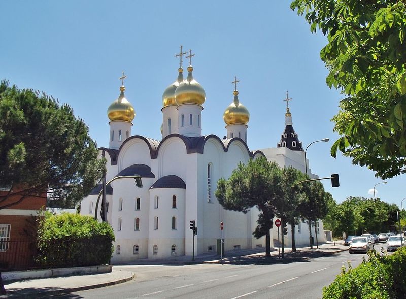 Церковь на голубом фоне