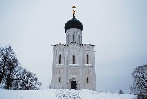 Описание фотографии церковь зимой