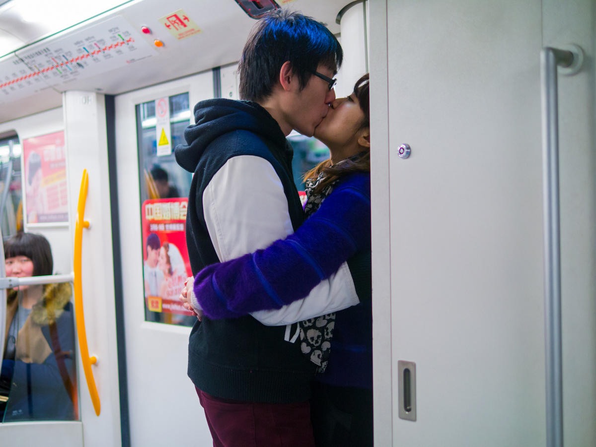 Пара целуется в метро