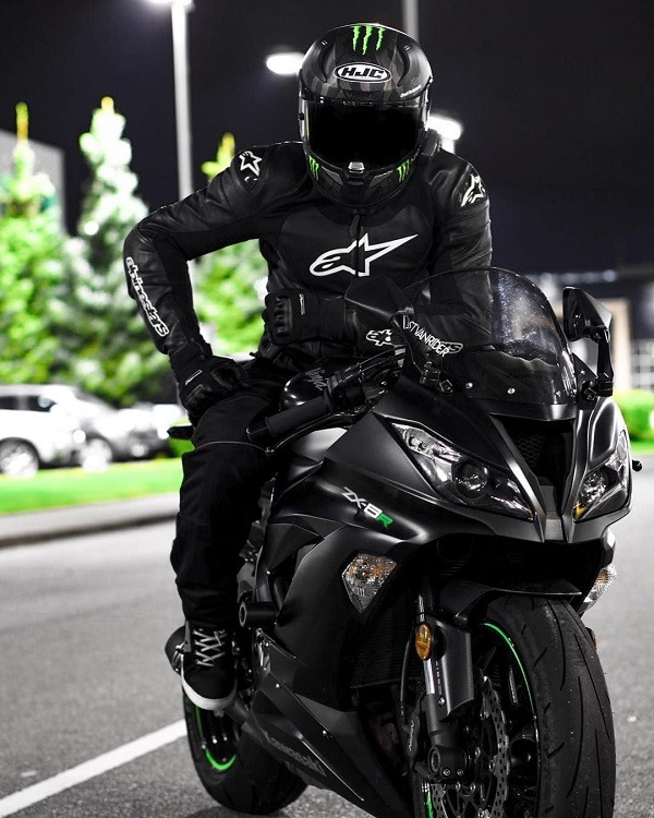 Фото мотоциклиста на спортивном мотоцикле для авы