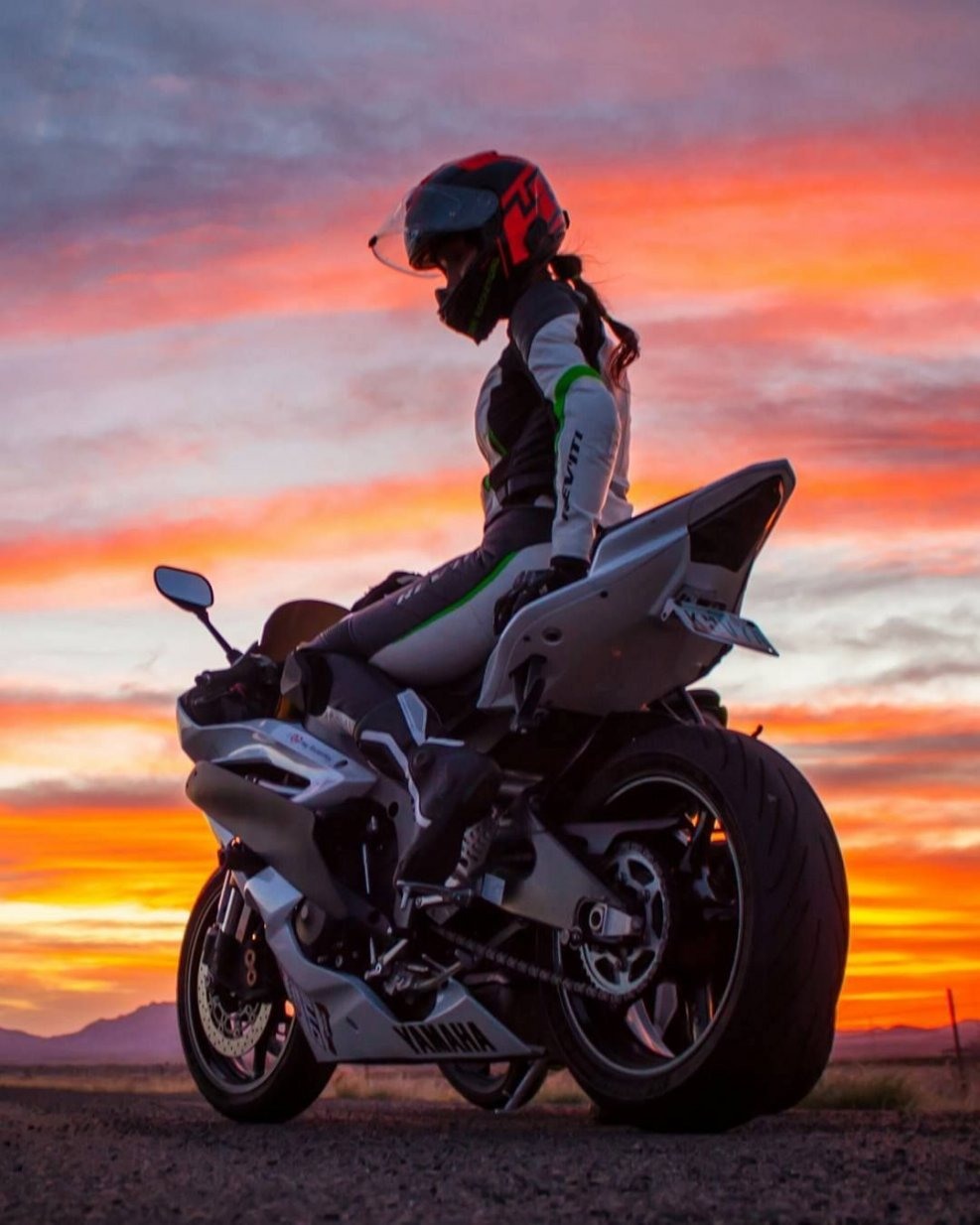 Мотоциклист одевает шлем рядом с мотоциклом — Авы и картинки