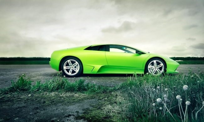 Зеленая машина на белом фоне