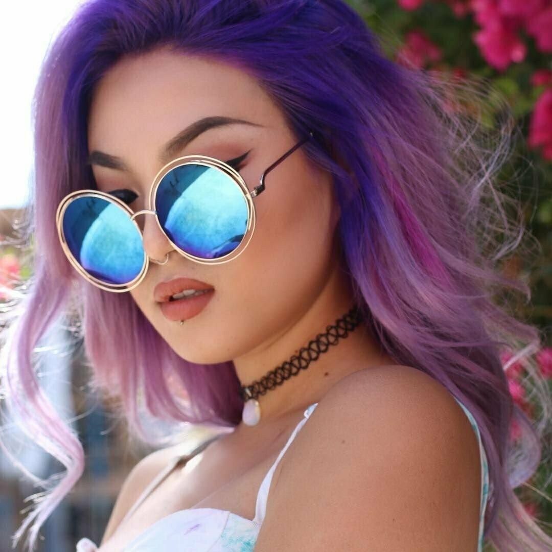 Девушка с фиолетовыми волосами в очках
