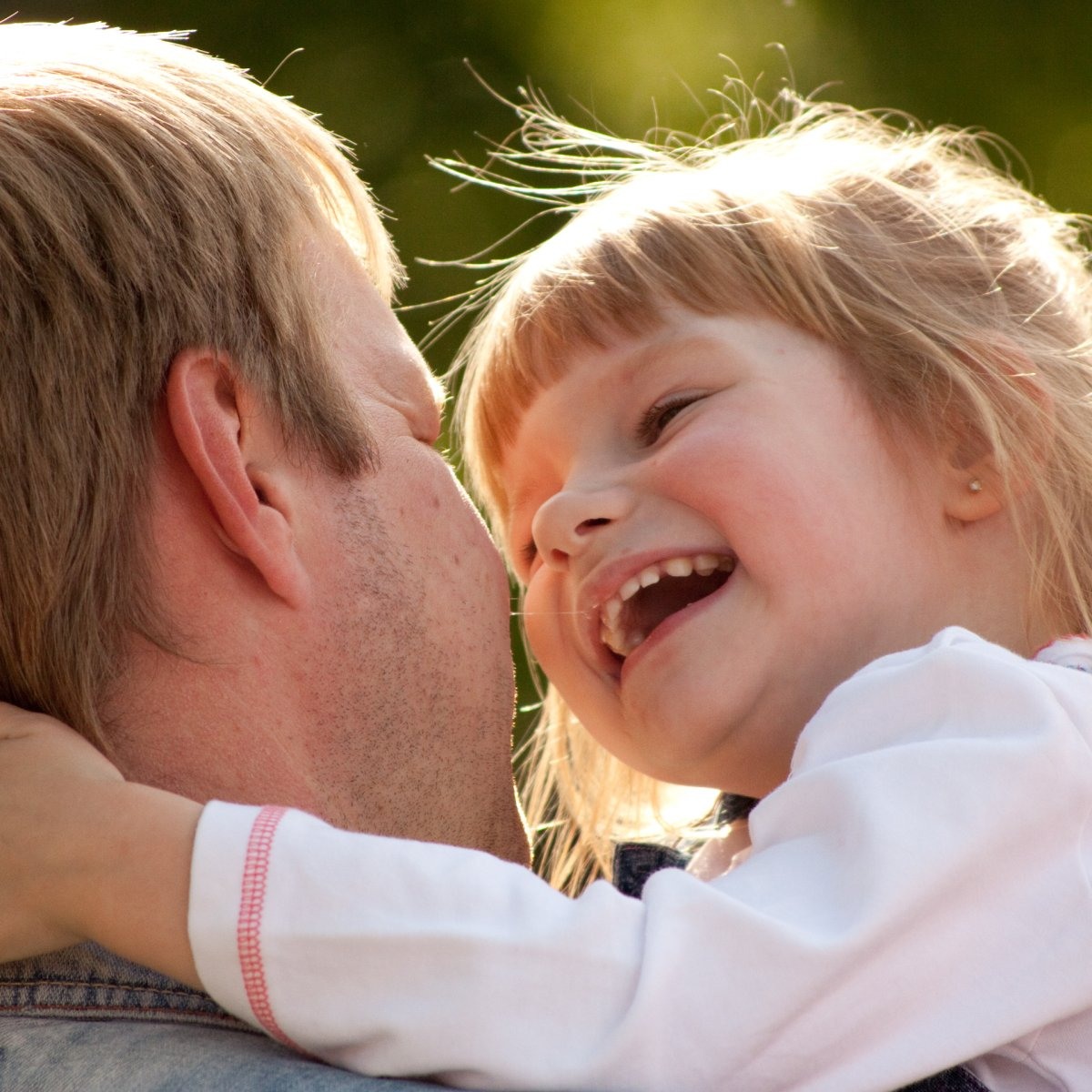 Дочке нравится папа. Объятия детей и родителей. Малыш обнимает папу. Отец обнимает ребенка. Любовь родителей к детям.