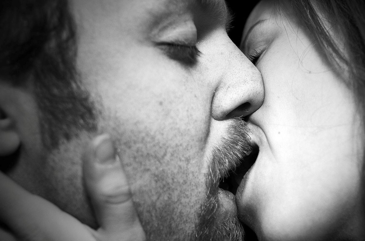 фото девушка целует парня в губы
