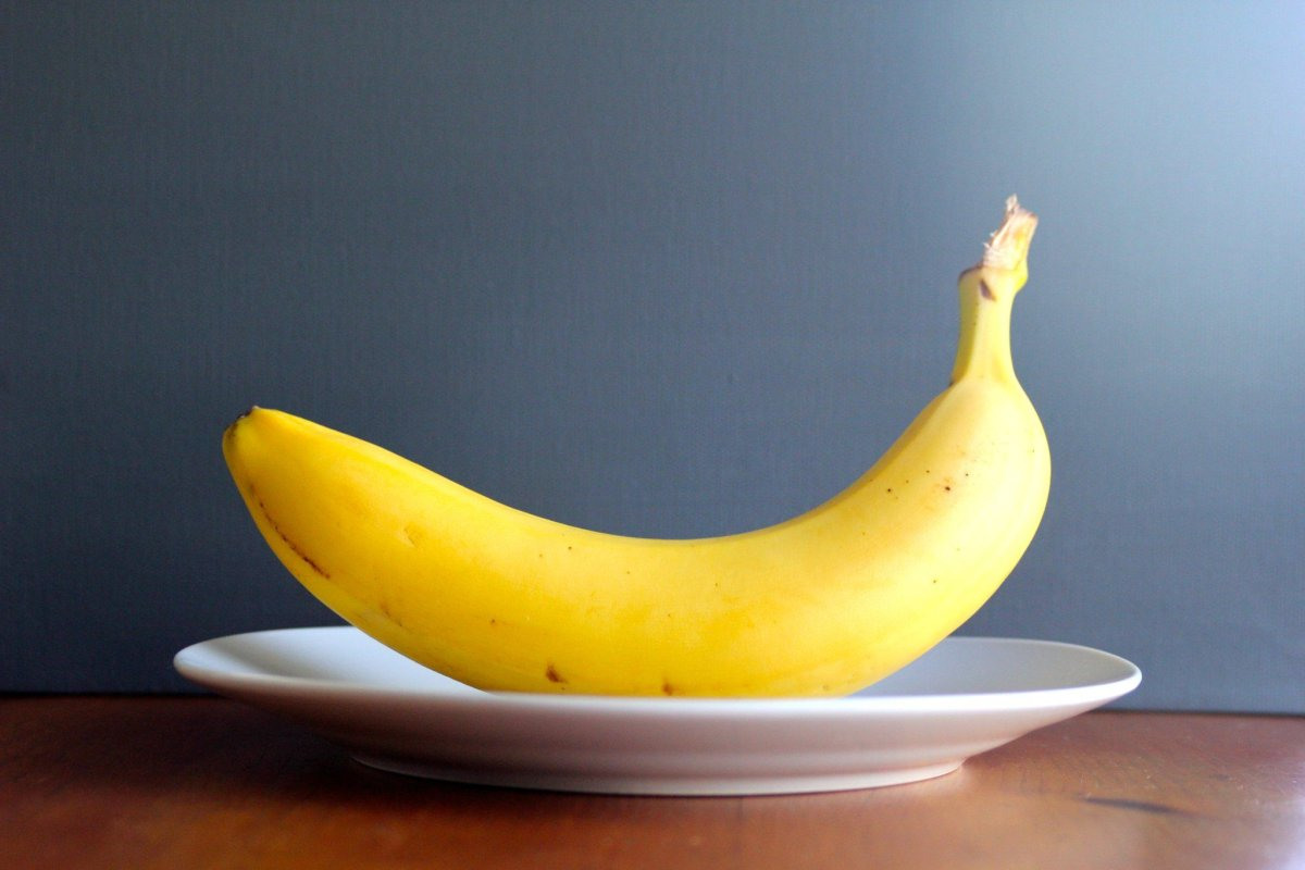 Банан на тарелке