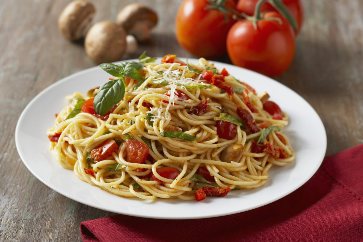 Как выглядит спагетти. Паста спагетти Spaghetti. Макароны napoletanoспагетти. Макароны с помидорами. Итальянская паста с помидорами.