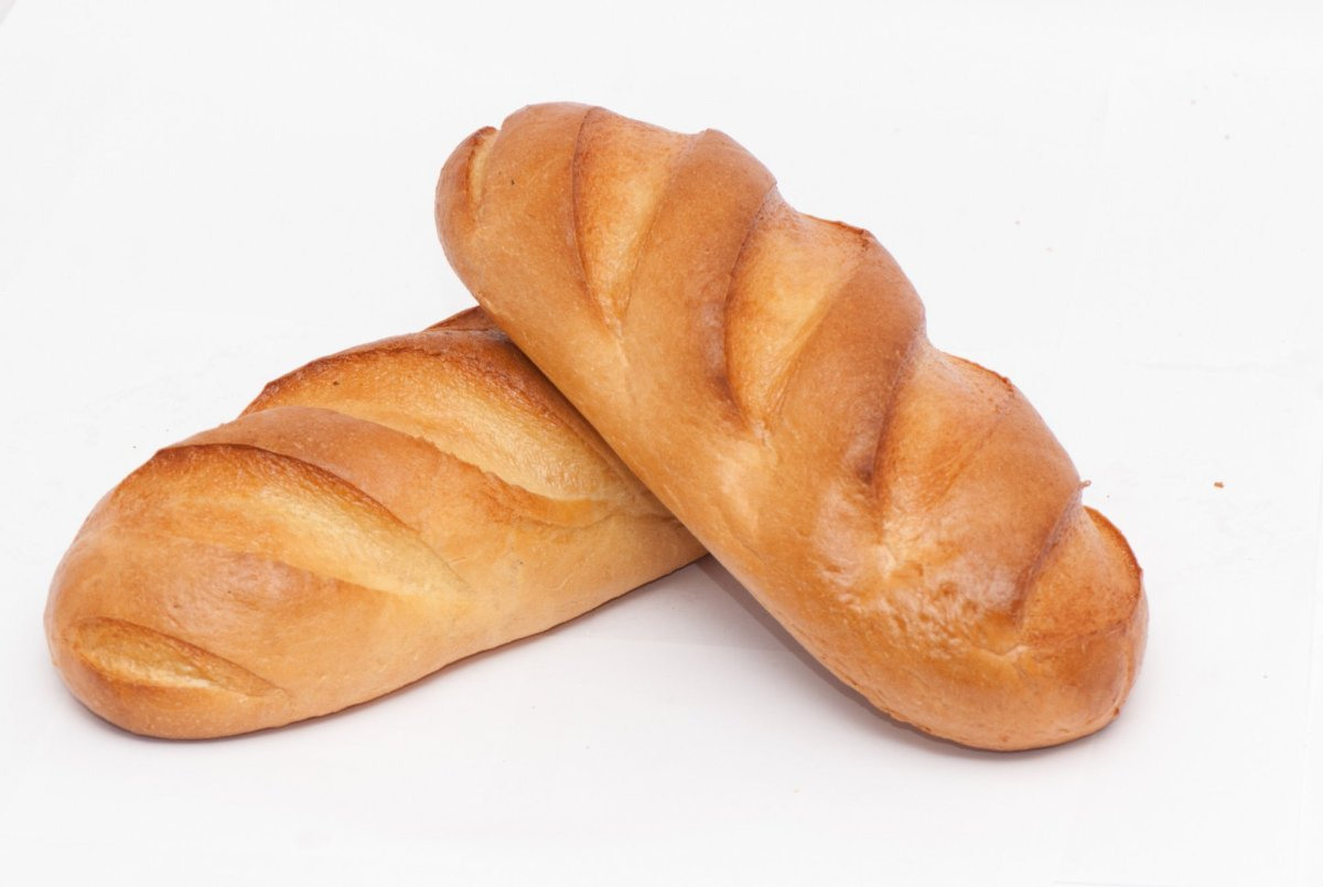 Батон хлеба фото на белом фоне