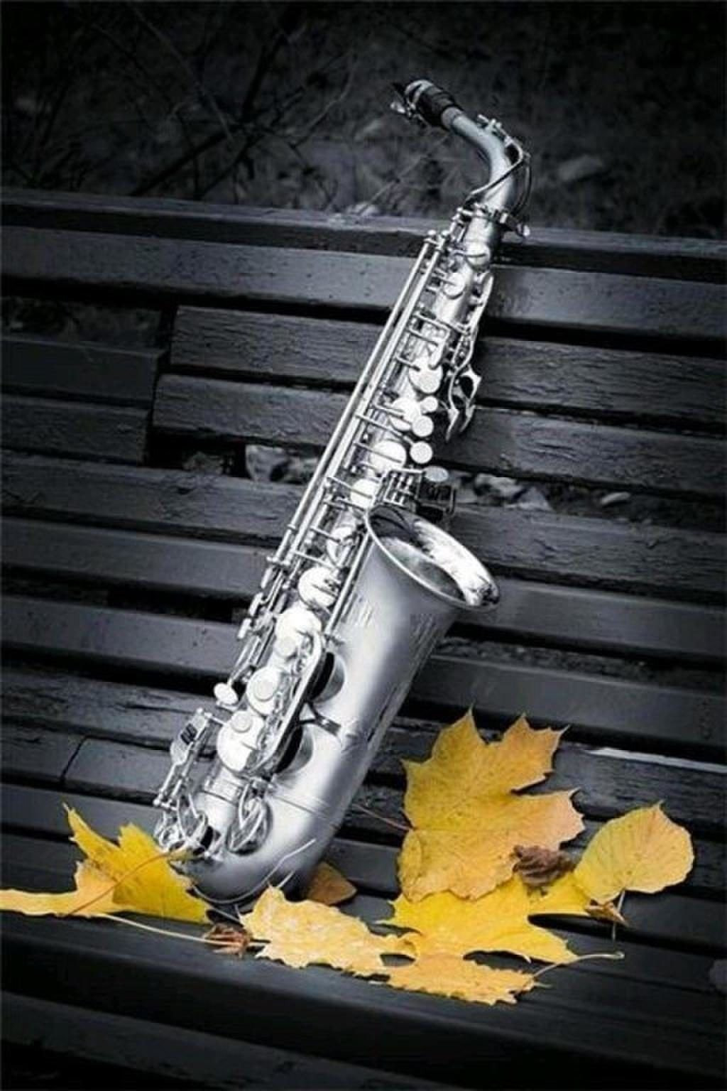 красивое фото саксофон вертикальный на смартфоне