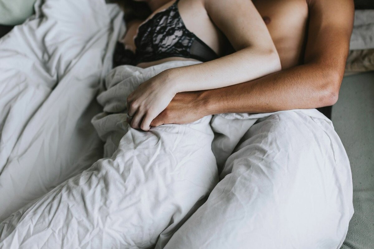 Фото девушки и мужчины в кровати