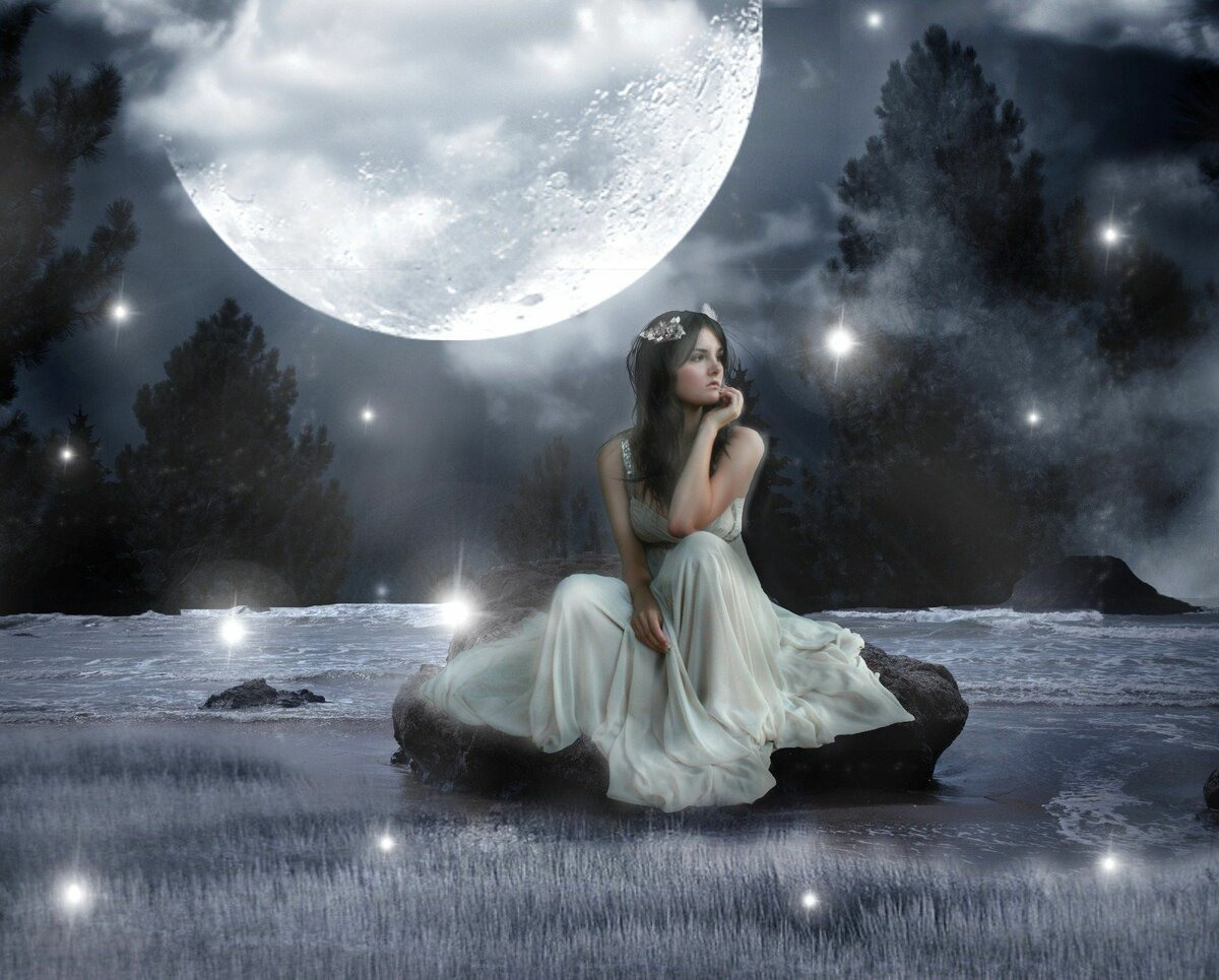 Красива луна песня. Девушка-Луна. Лунная ночь девушка. Ночь Луна девушка. Женщина под луной.