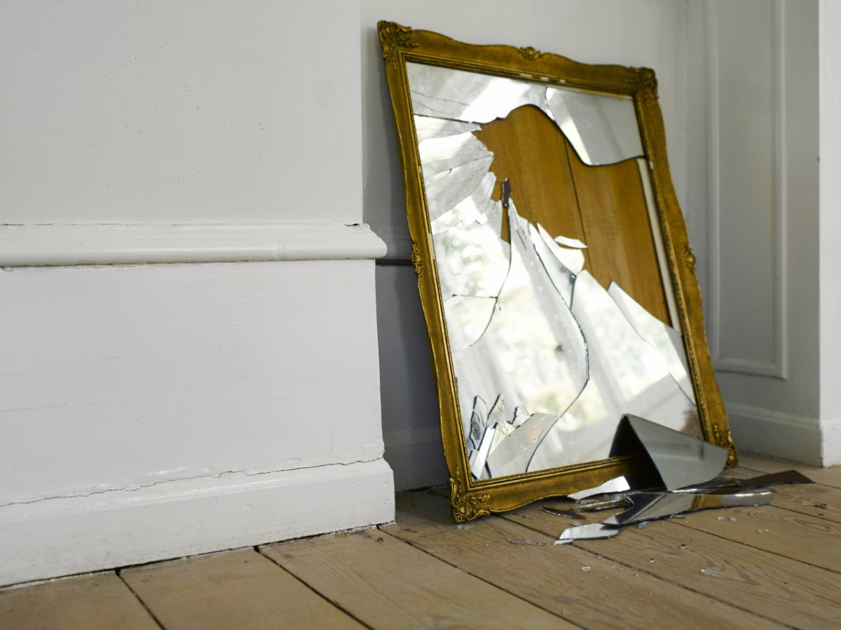 Упала фотография со стены и разбилось стекло