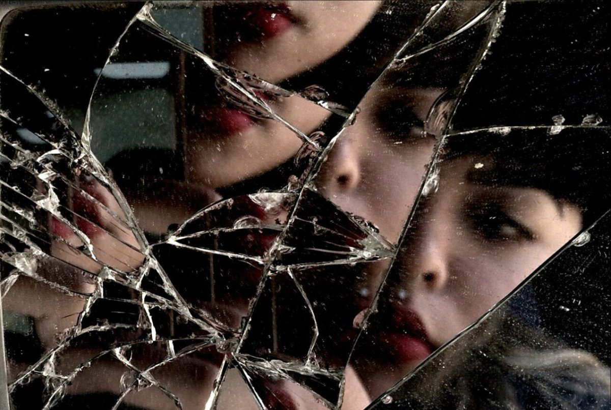 Отражение в разбитом зеркале