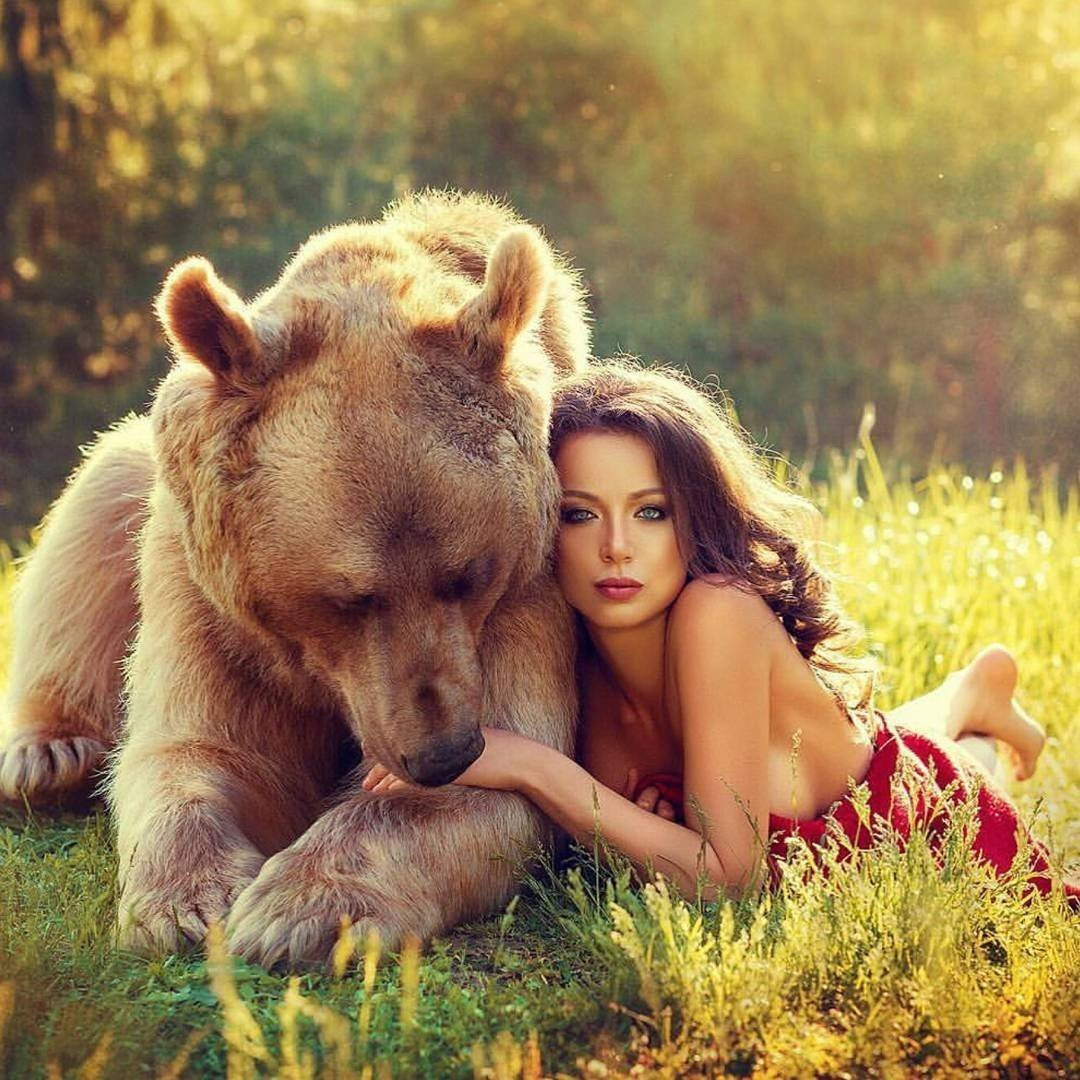 Девушка с медведем в обнимку
