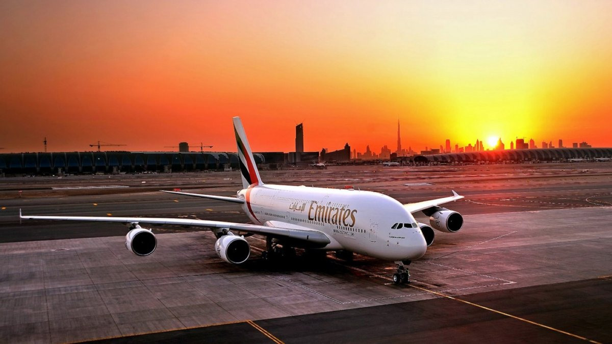 Самолеты через. Самолёт Airbus a380. Самолет Emirates a380. Самолёт Airbus a380 Emirates. Авиакомпания Эмирейтс Аэробус а380.