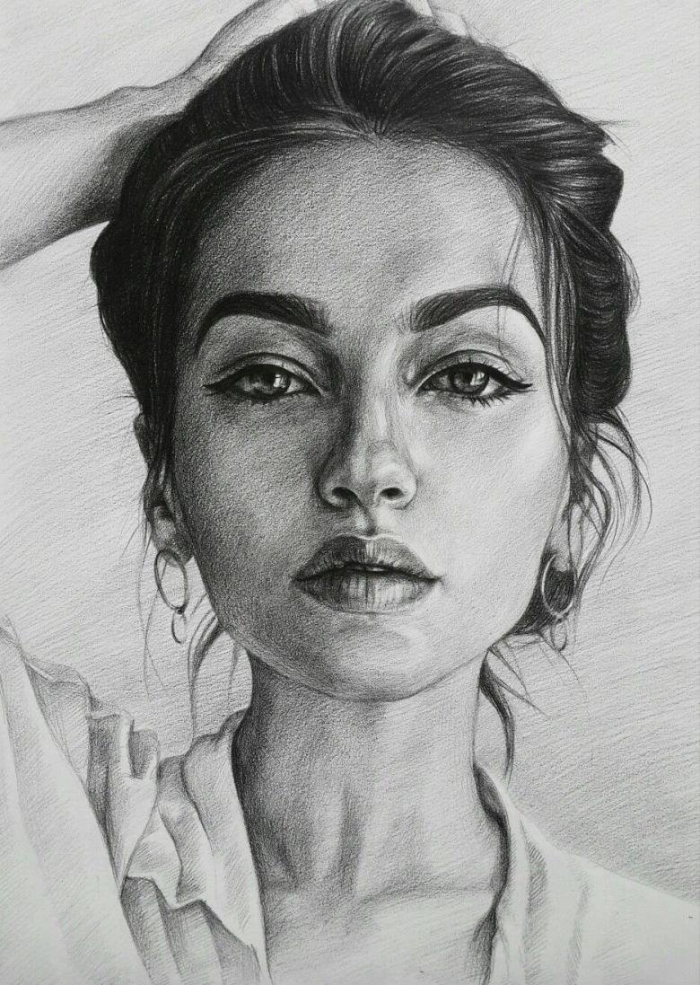 Портрет девушки карандаж