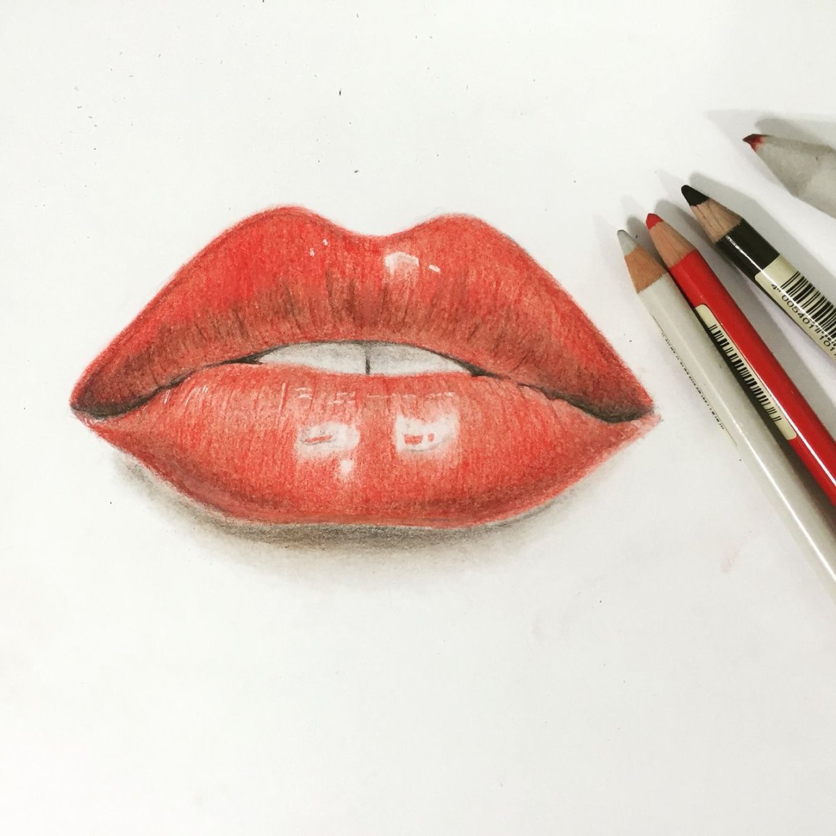Оранжевый карандаш для губ рисунок девушки