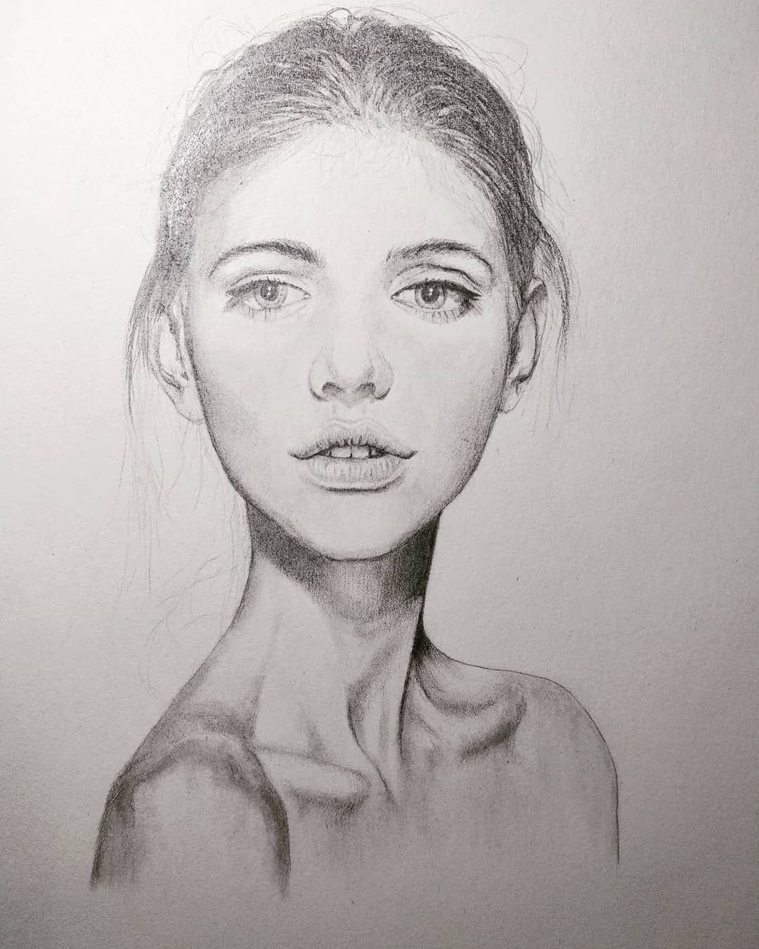Лицо девушки карандашом карандашом в интерьере