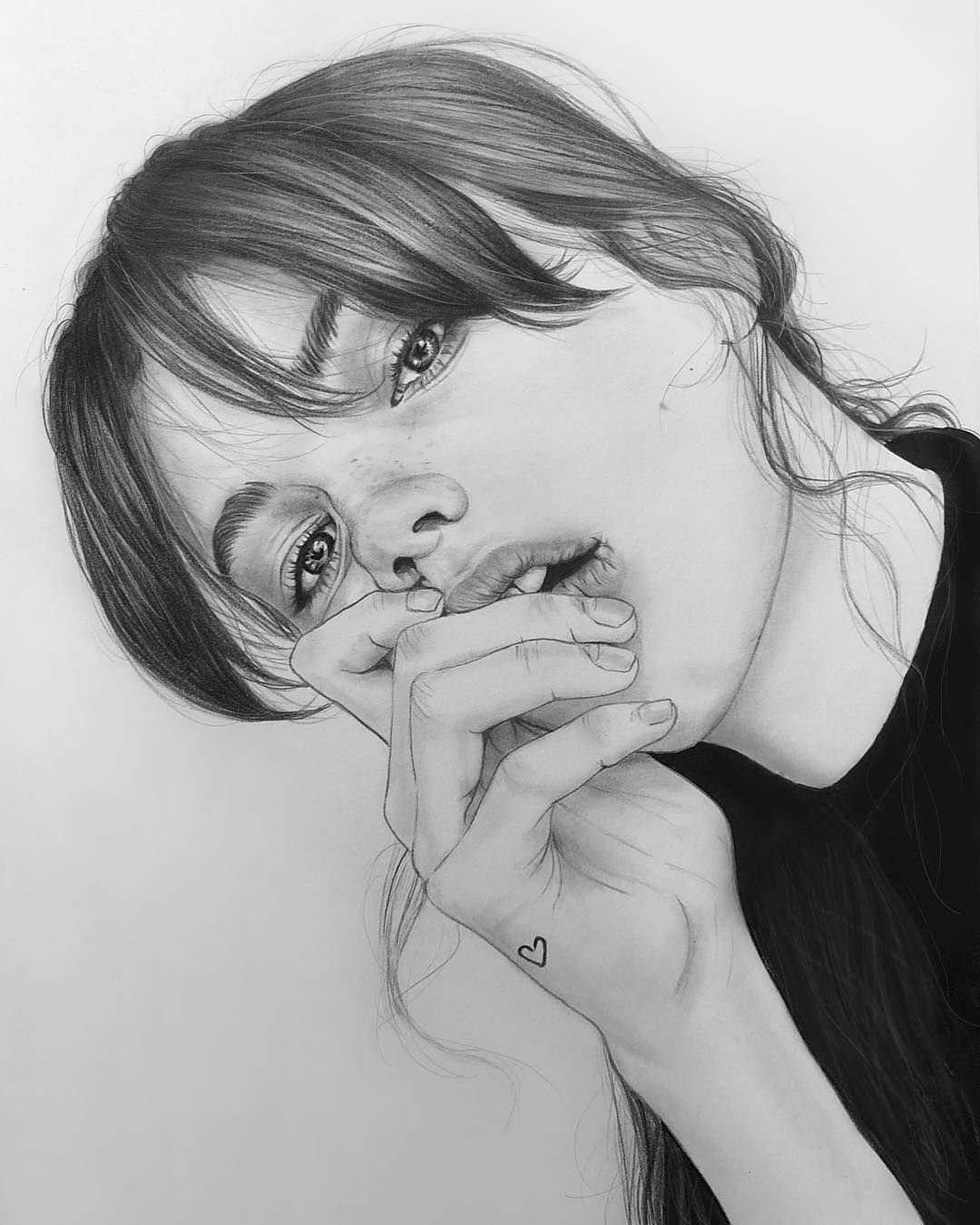 Реалистичный рисунок девушки карандашом