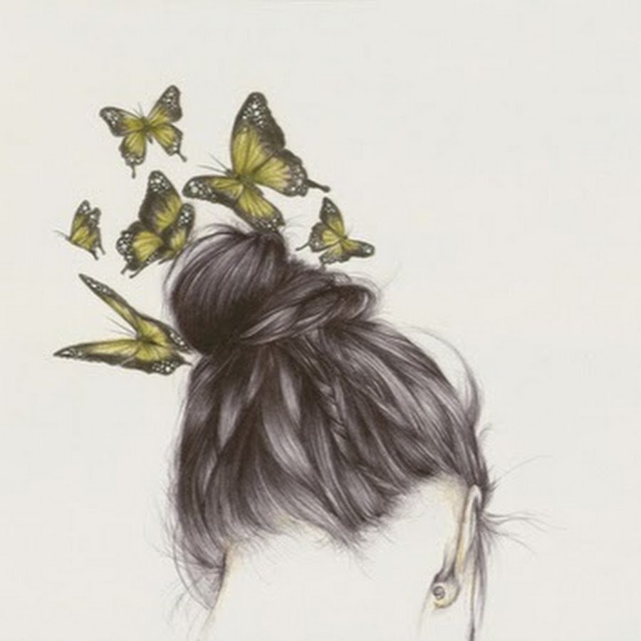 Девушка с бабочками в волосах