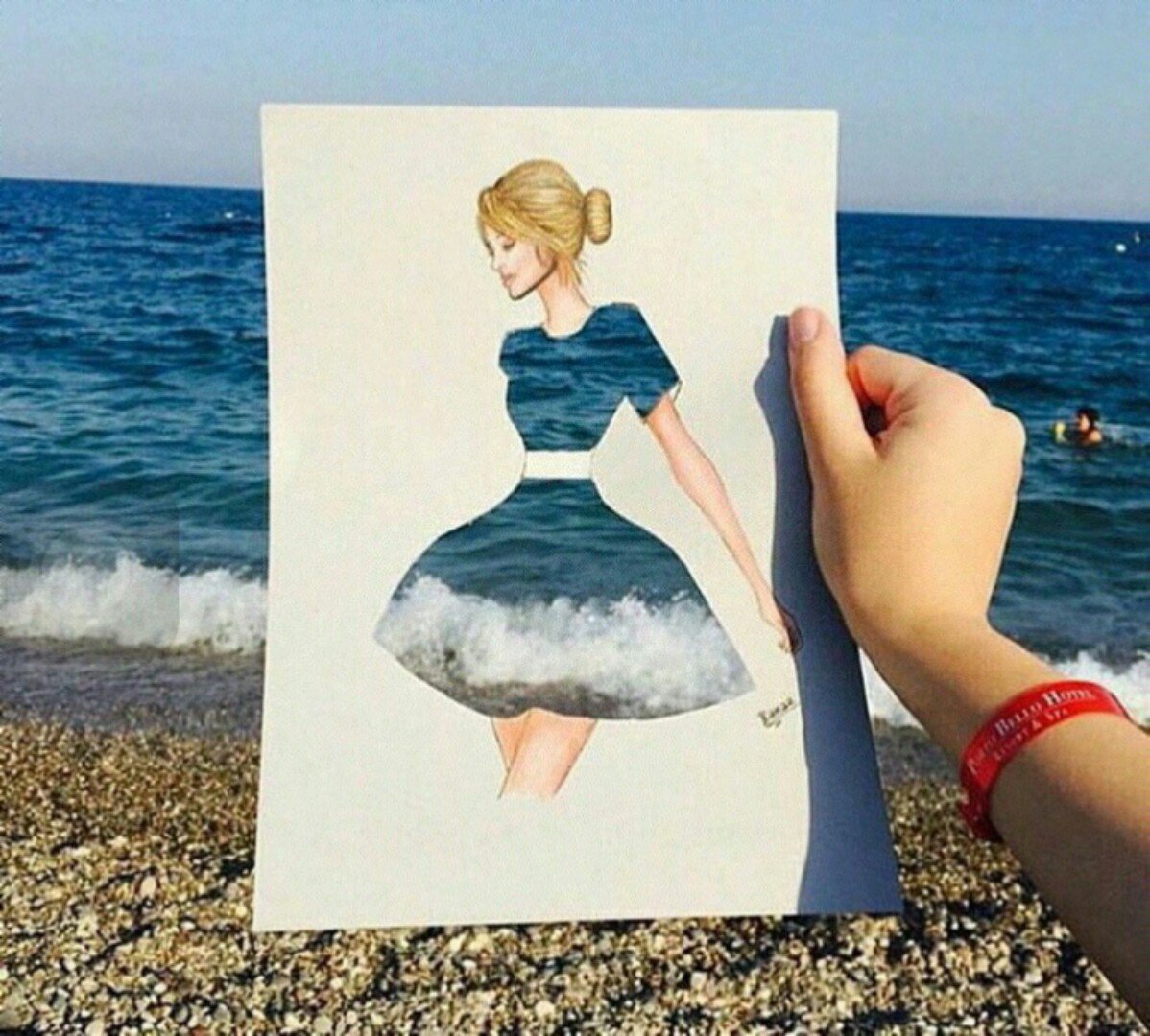 Девушка в платье из моря