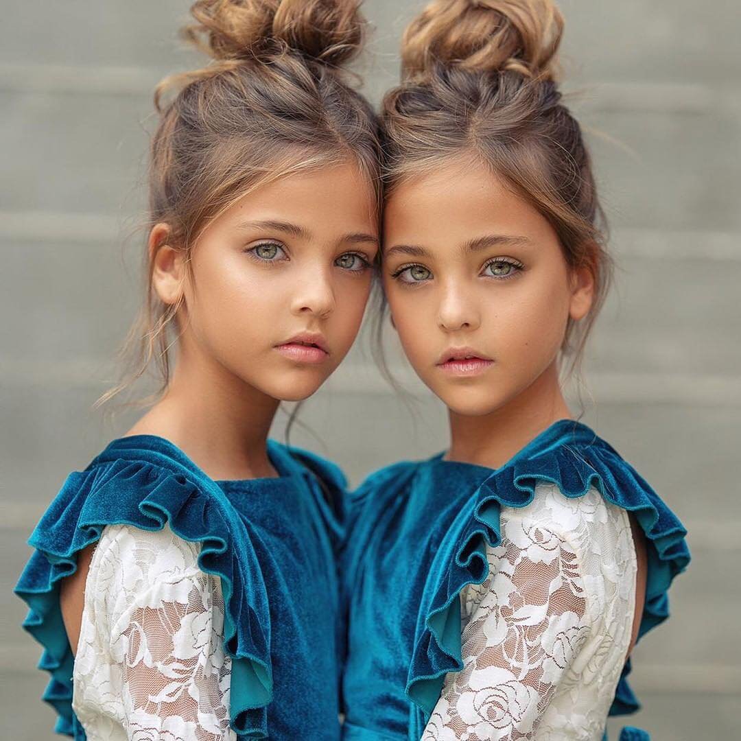 картинки двух близняшек