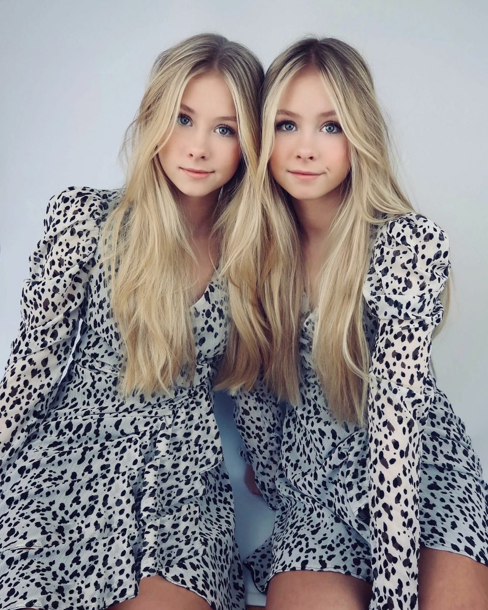 картинки двух близняшек