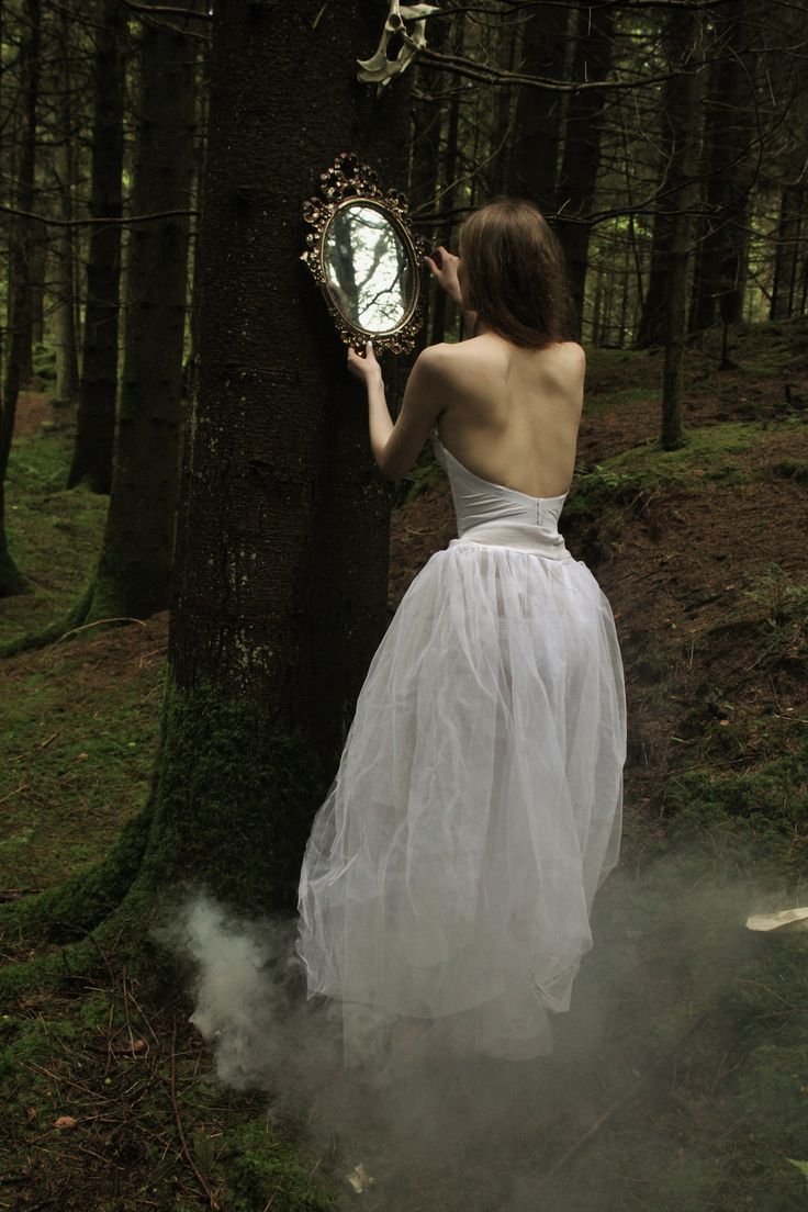 Фотосет с зеркалом в лесу