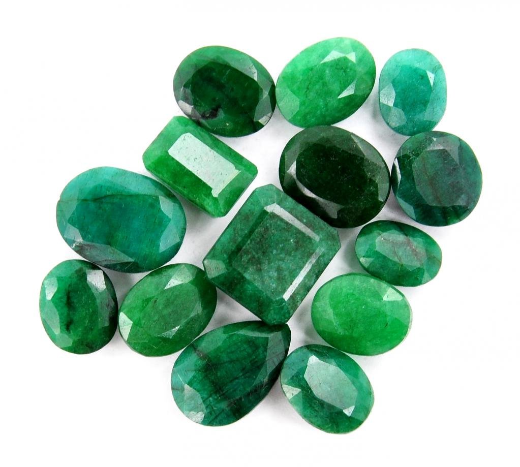 Зеленый камень изумруд