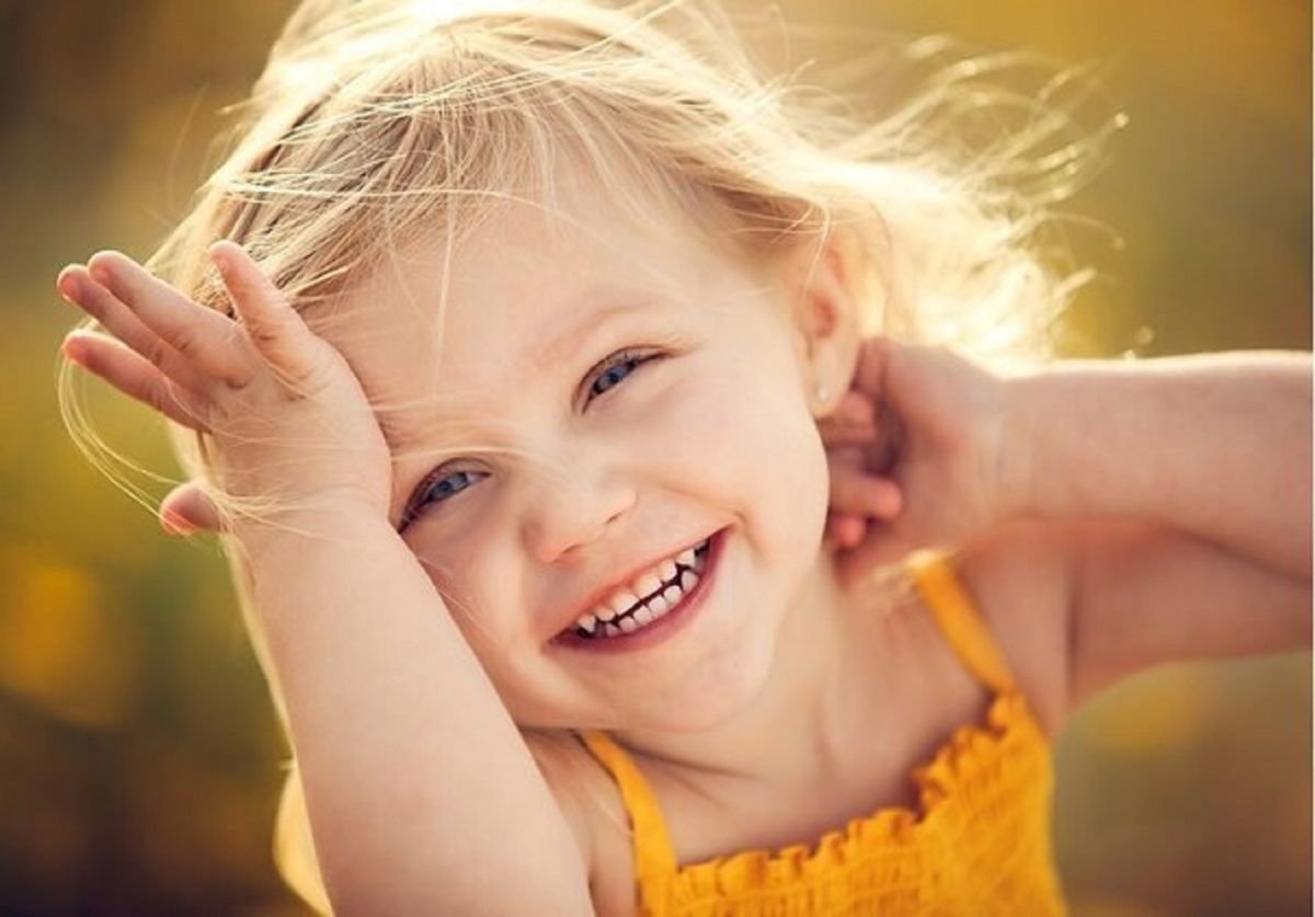 Веселые детский смех. Улыбка ребенка. Счастливый ребенок. Счастливые улыбки детей. Девочка смеется.