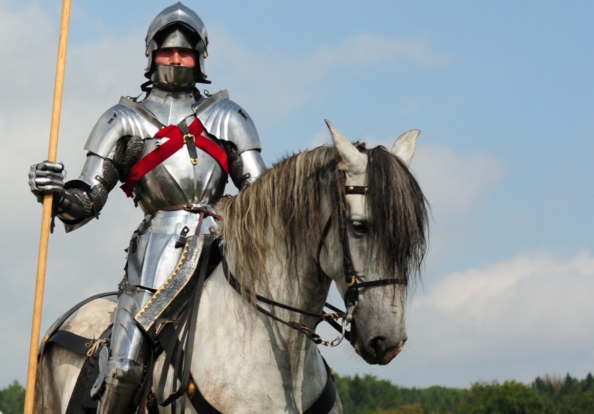 Рыцарь в доспехах на коне