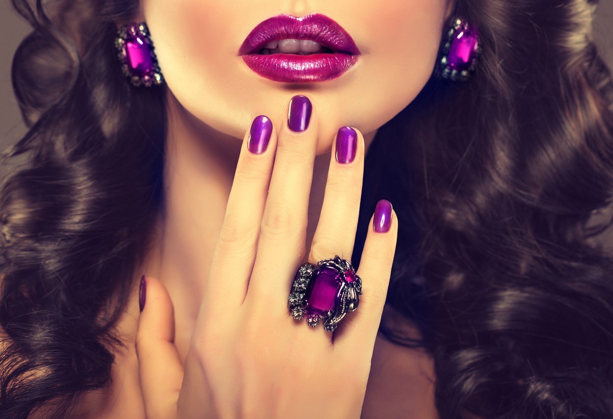 Девушка с фиолетовыми ногтями
