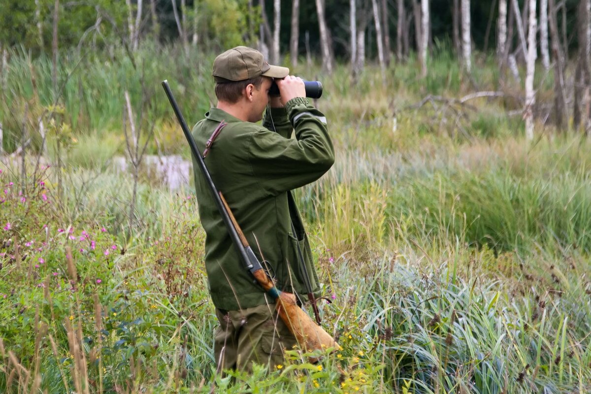 Hunt формы. Егерь Лесник. Охотник в лесу. Охотник с ружьем. Охотник с винтовкой.