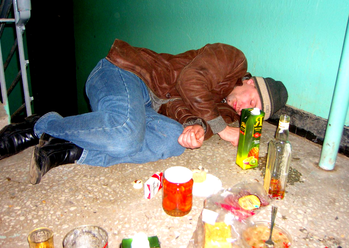 Подростки спят пьяные