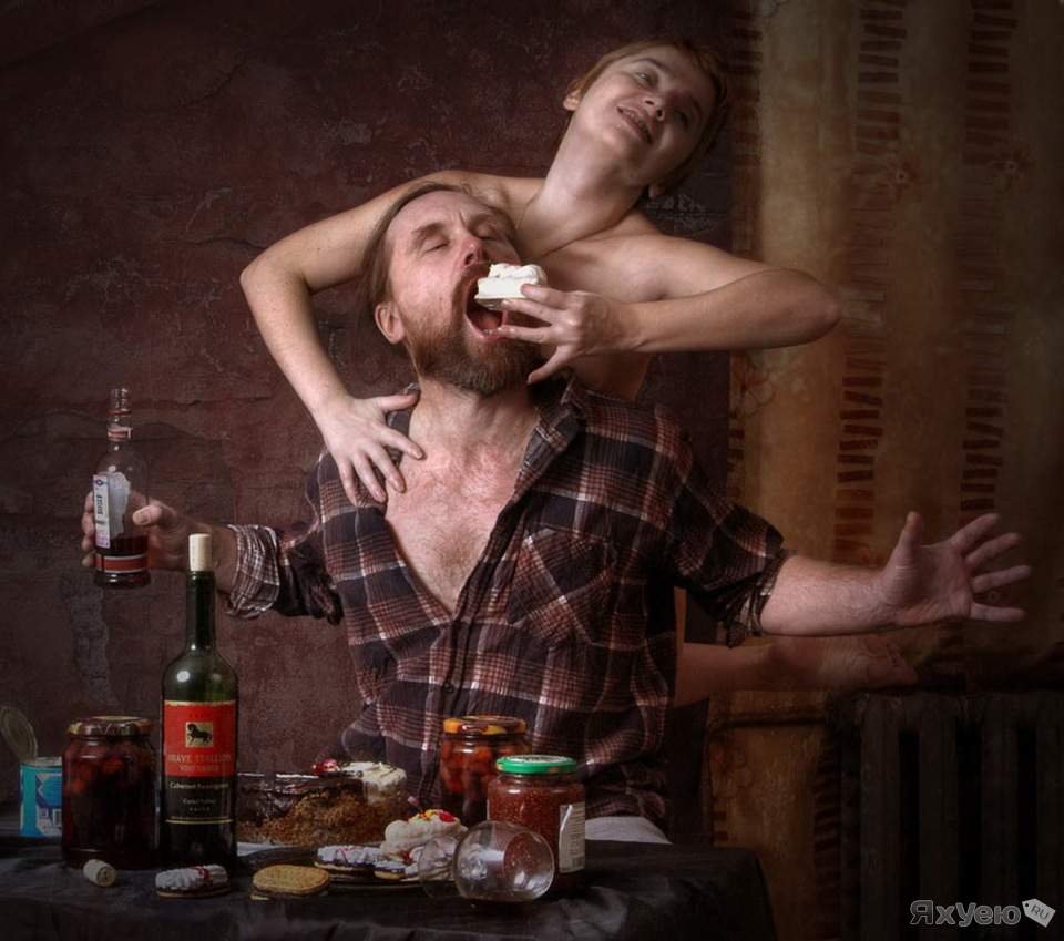 Пьянка. Мужчина и женщина выпивают. Пьяный мужчина. Пьяный муж.